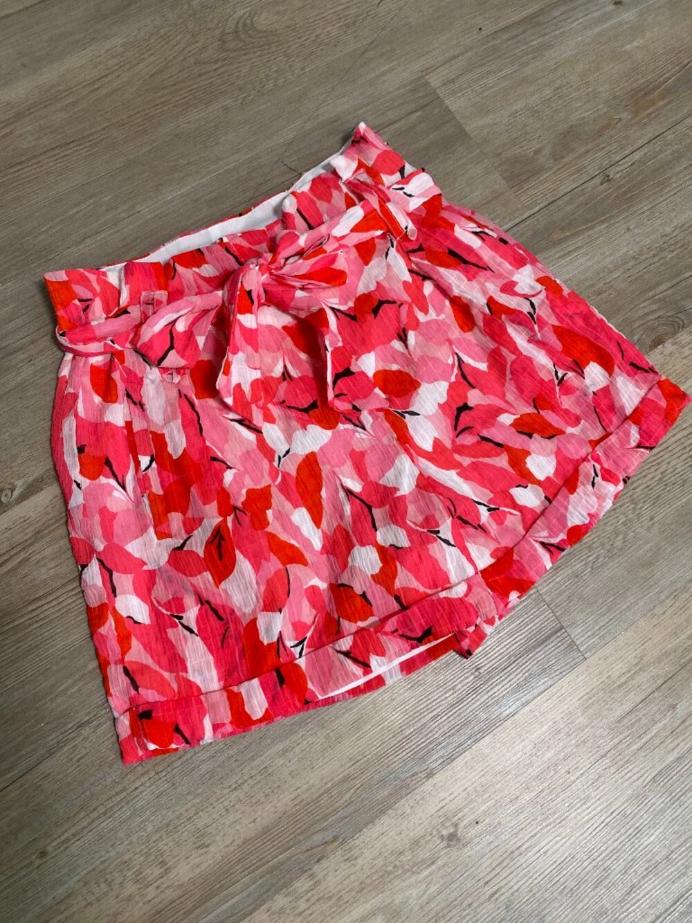 NWT Molly Bracken Pink Floral High Waisted Paperbag Tie Waist Shorts Small